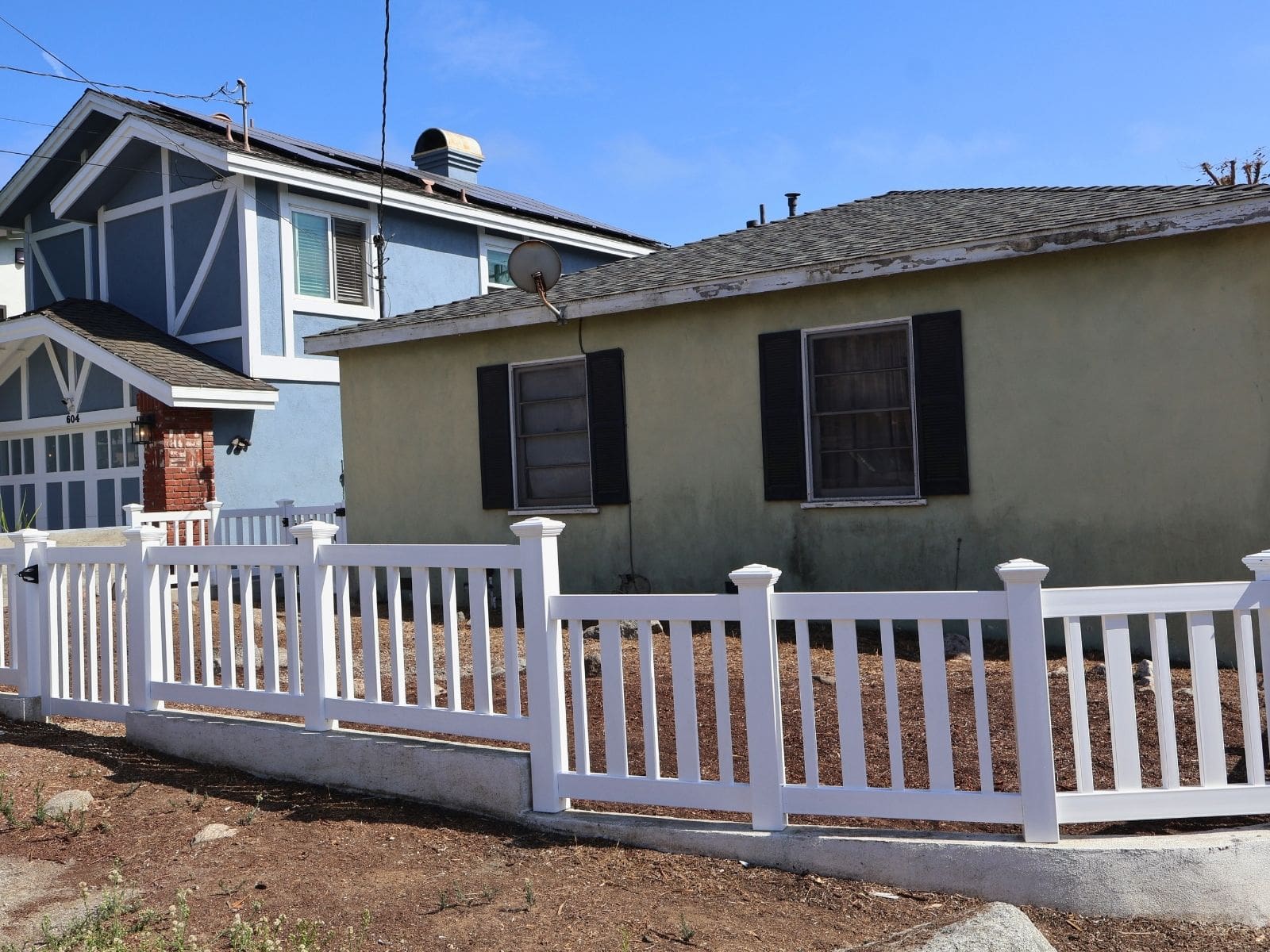 picket white vinyl fence