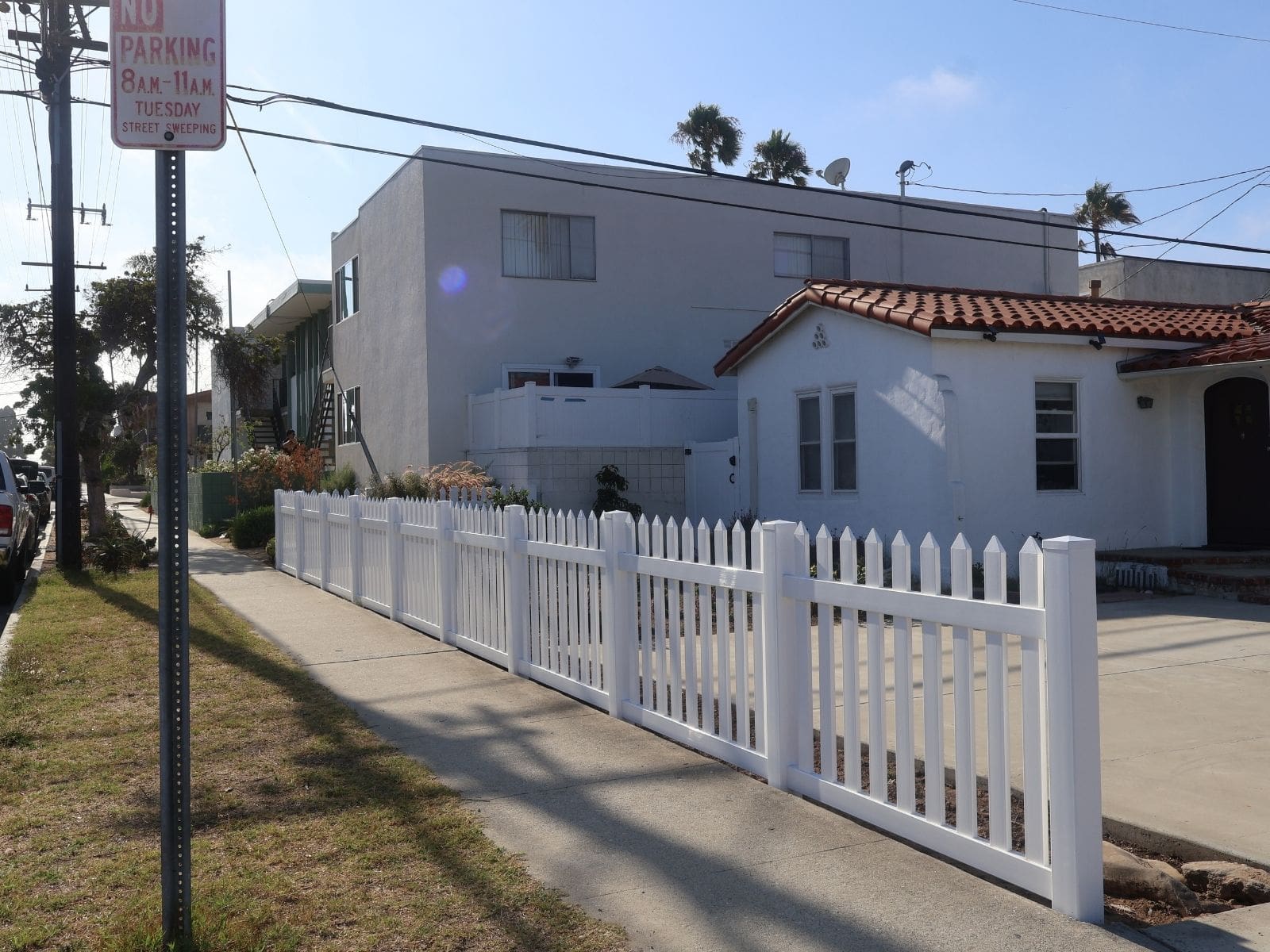 level top picket vinyl fence