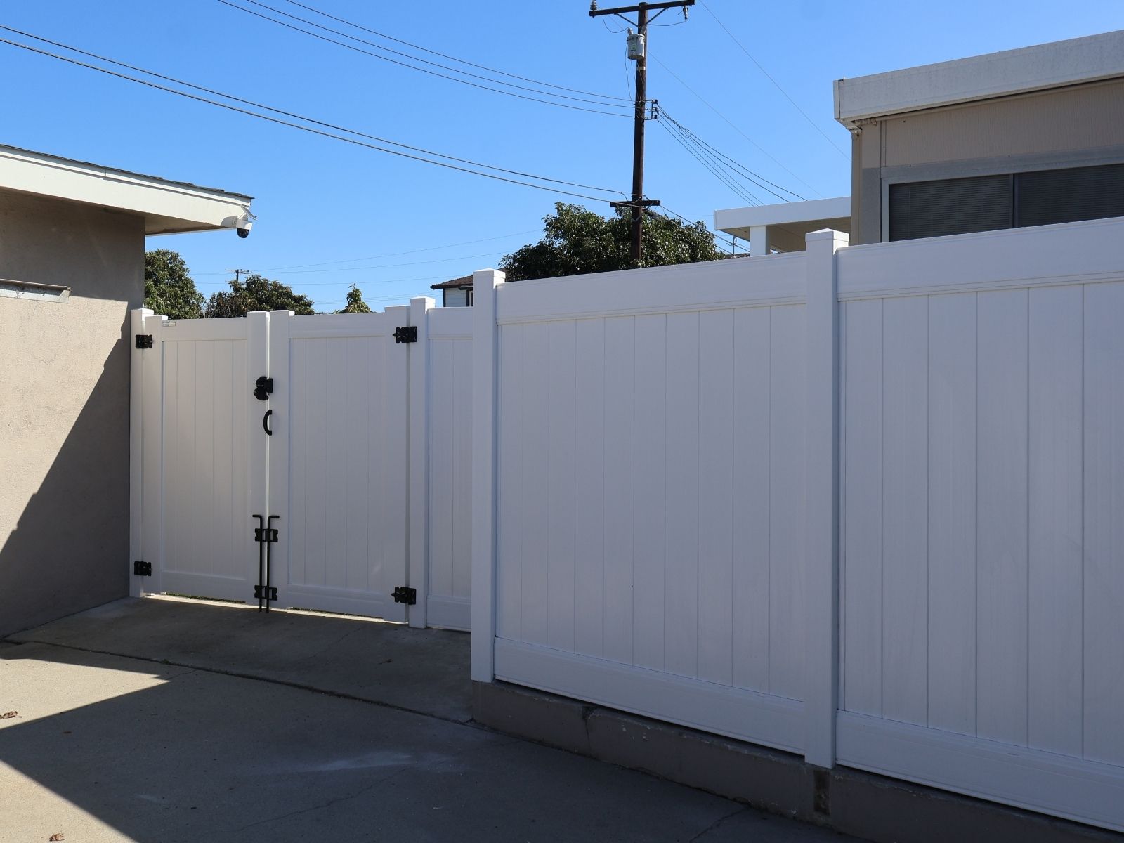 privacy vinyl fence with gate