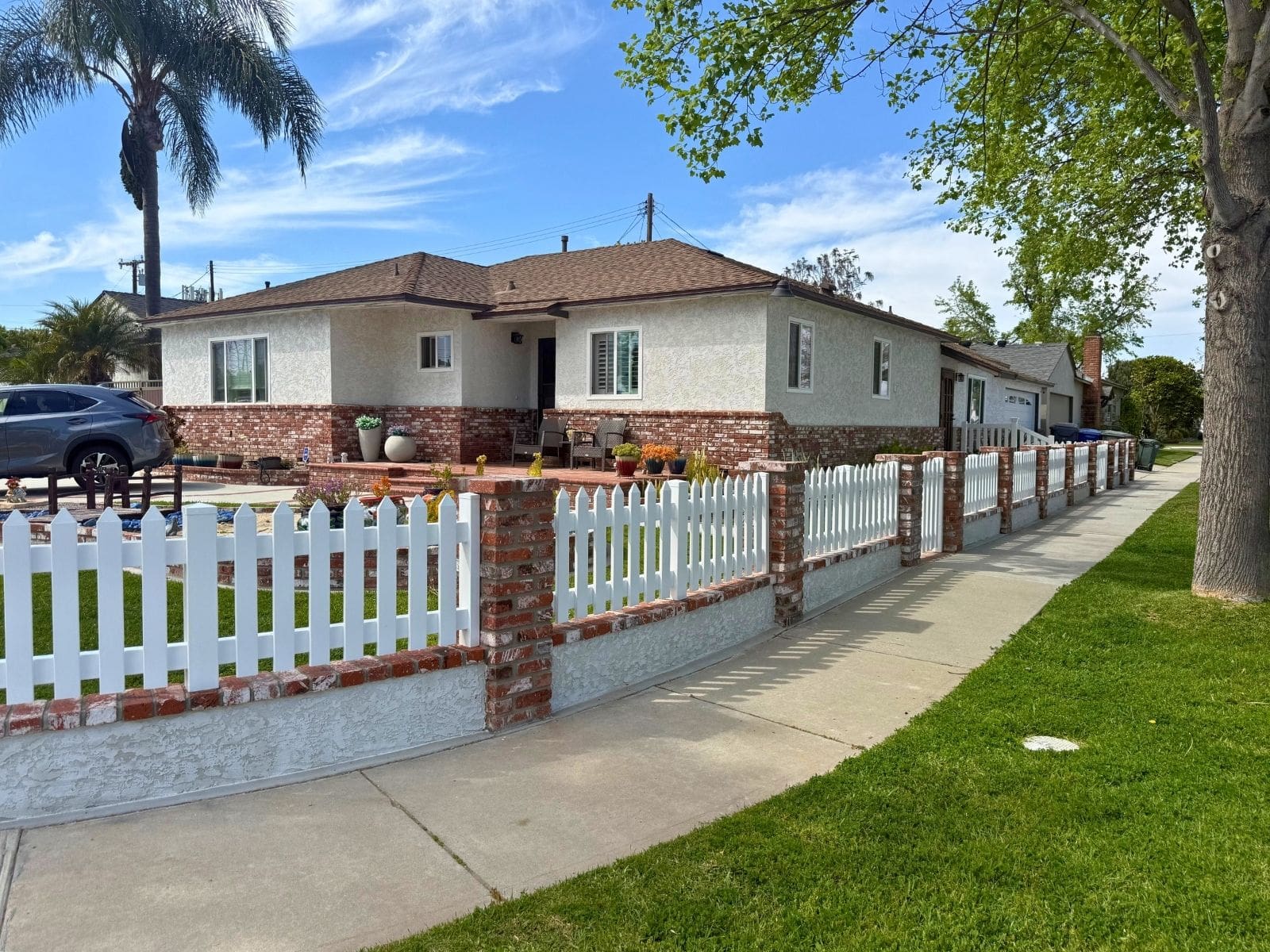 level top picket vinyl fence front yard