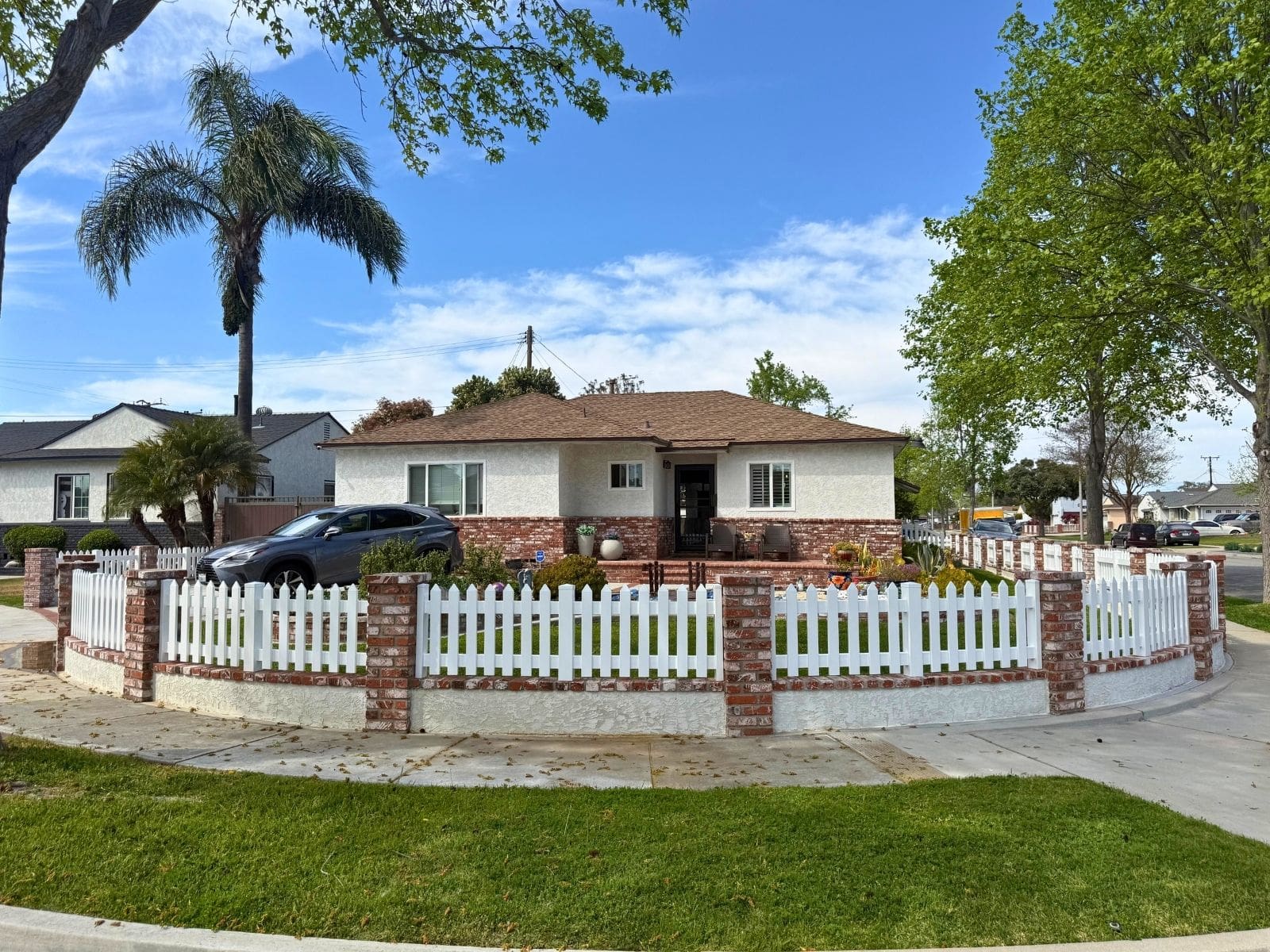 level top picket vinyl fence front yard