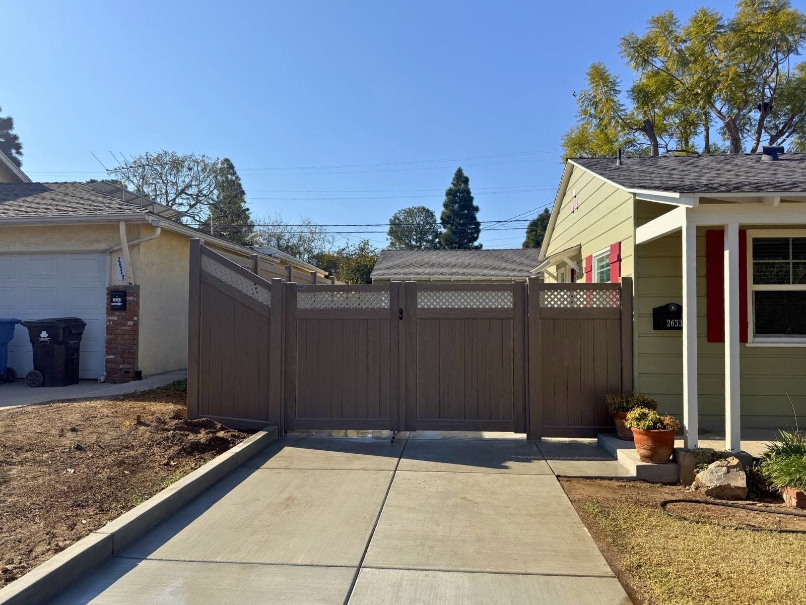 brown privacy vinyl fence with latice top